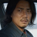 『見えない娘 THE INVISIBLES』ただならぬ警戒心でタクシー運転手を見つめる学