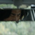 『見えない娘 THE INVISIBLES』ルームミラー越しの学の眉間アップ