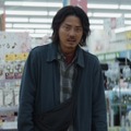 『見えない娘 THE INVISIBLES』前のレジが進まず、じわじわとシビれを切らす学