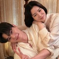 『SKYキャッスル』女優ユン・セアがソン・ガンの肩にちょこん…“密着ショット”にファン騒然！【写真】