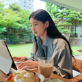 女優ペ・スジが東京で“のんびり”。公園やカフェで過ごす飾らない姿が「癒される」と反響！
