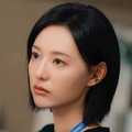 美しき「狂犬」誕生…！女優キム・ジウォン、漆黒の眼光で魅せる“冷徹ドクター”スチール初公開【写真】
