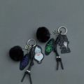 ヴィランズ/ファー付きアクリルチャームカラー：A/B　価格：￥2,990