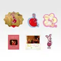 K賞 〈100エーカーの森〉フレークステッカー／© Disney. Based on the“Winnie the Pooh”works by A.A. Milne and E.H. Shepard.