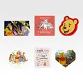 K賞 〈100エーカーの森〉フレークステッカー／© Disney. Based on the“Winnie the Pooh”works by A.A. Milne and E.H. Shepard.