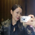 まるで時間が逆戻り？ソン・イェジン、鏡越しの自撮りで見せた“人形のような”美貌【写真】