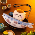 「ちいかわ くりまんじゅうだらけくじ」D賞： 焼きサンマのぬいぐるみポシェット 全1種©nagano