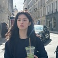 ボーッとした表情も可愛すぎる！女優コ・ユンジョン、パリ滞在中のオフショット【写真】