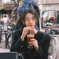 映画のワンシーン!? 女優ペ・スジ、海外でのオフショットを公開…飾らない清楚な魅力【写真】