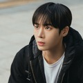 「ダサかわいさが尊い…」俳優チュ・ヨンウ、知的なギャップで魅せる絶妙な“ナード美”にハマる人続出！