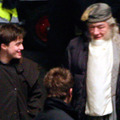 撮影現場で談笑するダニエル・ラドクリフ（左）とマイケル・ガンボン