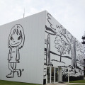 奈良美智、ポール・モリソン壁画が施された十和田市現代美術館