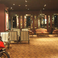 「Museum Hotel」ロビーに飾られたバイクはオーナーの趣味だそう