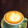 「Mojo Coffee」のフラット・ホワイト（NZでポピュラーなエスプレッソベースのコーヒー）
