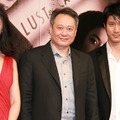 『ラスト、コーション』来日記者会見にて（左から）タン・ウェイ、アン・リー監督、ワン・リーホン