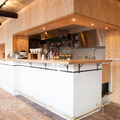 開放的なオープンキッチン、ウッディな床や白い壁は、ナチュラルで温もりのあるテイスト。