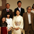 『母べえ』完成会見にて（後列左から）笑福亭鶴瓶、浅野忠信、檀れい、（前列左から）板東三津五郎、佐藤未来、志田未来、吉永小百合、山田洋次監督、野上照代