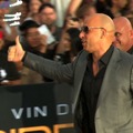 プレミアで観客にガッツポーズするヴィン・ディーゼル／『リディック:ギャラクシー・バトル』 -(c) 2013 RIDDICK PRODUCTIONS, INC.  All Rights Reserved.