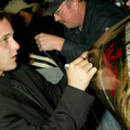 2005年、『ジャケット』のプレミアでファンにサインするブラッド　-(C) Getty Images/AFLO