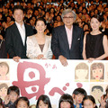ロケ地川口での『母べえ』特別試写会舞台挨拶。右から原作者の野上照代、檀れい、山田洋次監督、吉永小百合、浅野忠信、志田未来、佐藤未来