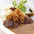 「37 ステーキハウス オリジナルステーキカレー」1,700円平日ランチ限定。150gのキューブロールを盛り付けた贅沢なステーキカレー。