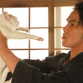 北村一輝（斑目久太郎）＆白猫・玉之丞／『猫侍』 -(C) 2013「猫侍」製作委員会