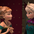 妹・アナ(左)と姉・エルサ(右)／『アナと雪の女王』- (c) 2013 Disney Enterprises, Inc. All Rights Reserved.