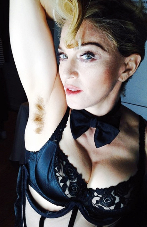 芸術としての“わき毛”を披露したマドンナ（インスタグラムより）