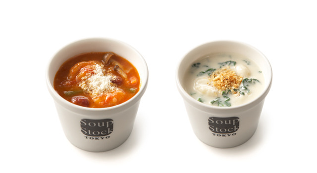 スープストックのイタリアシリーズより　左：エミリア・ロマーニャ州の「鶏肉とトマトのカチャトーラ」山の幸をトマトで煮込んだ猟師風料理をアレンジした。　右：ピエモンテ州の「ゴルゴンゾーラとニョッキのピエモンテ風スープ」。ゴルゴンゾーラを、じゃがいもとミルクで食べやすく仕上げ、春菊のほろ苦さがアクセント。ニョッキ入り。