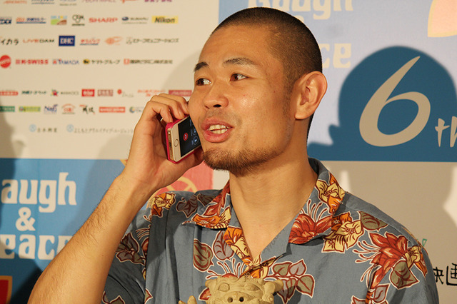 受賞報告をする品川ヒロシ／第6回沖縄国際映画祭