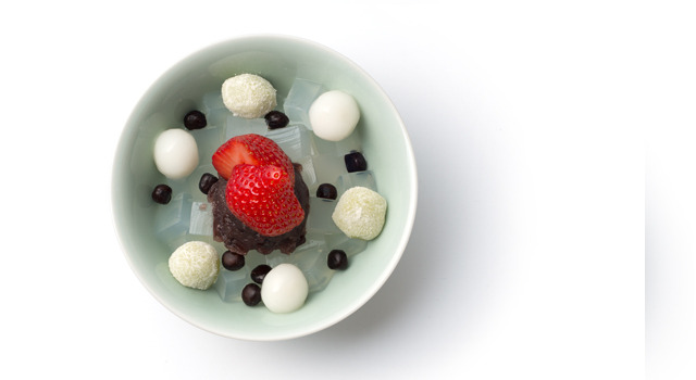 寒天と季節のフルーツ、白玉、香り高い柚餅を盛りつけた涼しげな一品「季節のあんみつ」（1,100円）