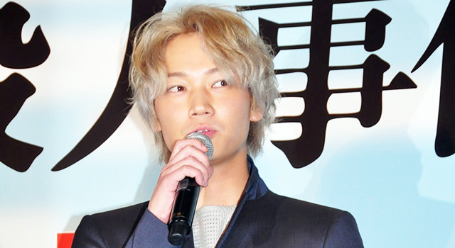 “金髪”姿で登場した綾野剛／『白ゆき姫殺人事件』初日舞台挨拶