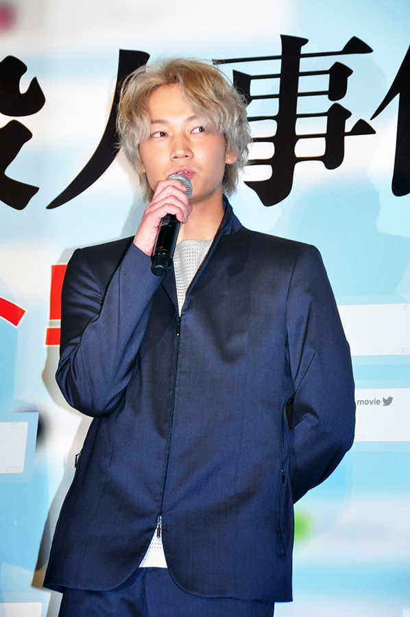 “金髪”姿で登場した綾野剛／『白ゆき姫殺人事件』初日舞台挨拶