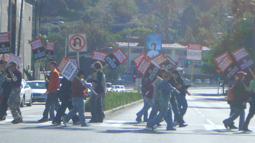 L.A.で見かけた脚本家のストライキ　photo：Lisle