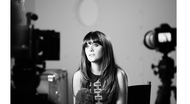 トミー・ヒルフィガーと共にデザインしたカプセルコレクション「To Tommy, From Zooey」を発表した、ズーイー・デシャネル。