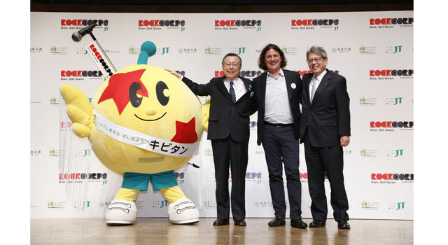 4月9日（水）、JTアートホール アフィニスにて行われた報道関係者向けの記者発表会にて。福島県の復興シンボルキャラクター「キビタン」と、左から福島県知事 佐藤 雄平氏、、RockCorps 共同創設者 CEO スティーブン・グリーン氏、宮崎秀樹・JT取締役副社長。