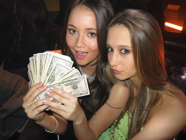 『ブリングリング』 -(C) 2013 Somewhere Else, LLC. All Rights Reserved.