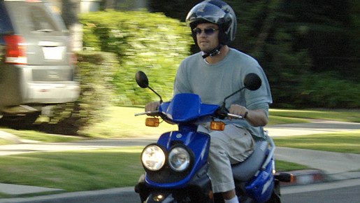 お気に入りのバイクでウエストハリウッドを疾走するディカプリオ　-(C) Splash/AFLO