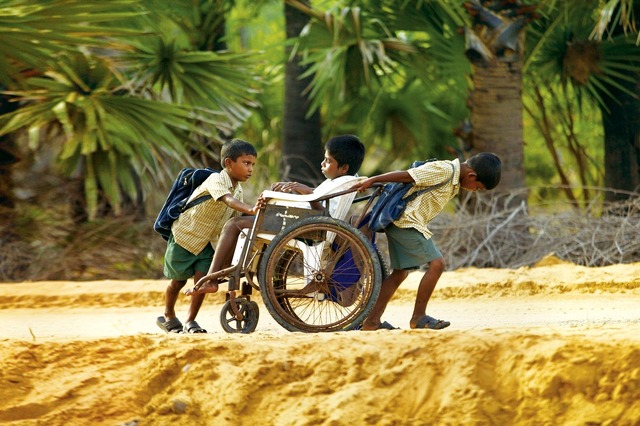 『世界の果ての通学路』　(C)2013 -Winds - Ymagis - Herodiade