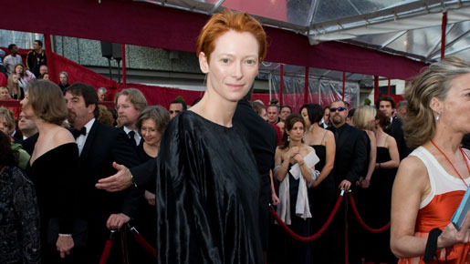 会場入りするティルダ・スウィントン。『フィクサー』で見事助演女優賞の栄冠を手にした。 Greg Harbaugh / (C) A.M.P.A.S.