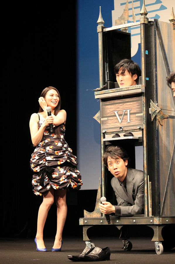 マジックを披露する…劇団ひとり（監督）＆大泉洋＆柴咲コウ／『青天の霹靂』完成披露試写会