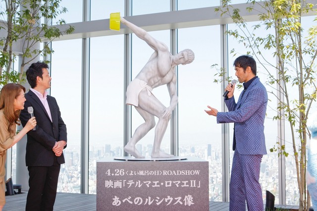 阿部寛＆ルシウス像＆守屋徹志／『テルマエ・ロマエII』×「あべのハルカス」除幕式