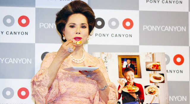 白トリュフ入りチーズケーキに舌鼓をうつ、デヴィ夫人／『大統領の料理人』DVD＆Blu-ray発売記念イベント