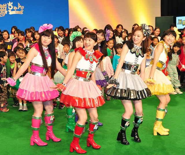 “サラバ”ダンスを披露する、「きもクロ」メンバー（北川景子＆百田夏菜子＆玉井詩織＆佐々木彩夏＆有安杏果＆高城れに）／劇場版『悪夢ちゃん The 夢ovie』イベント