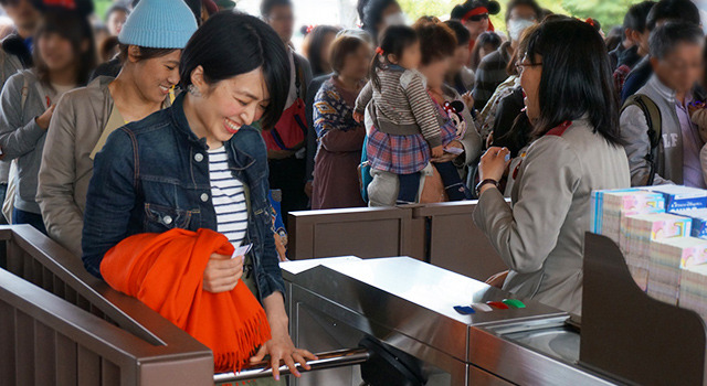 専用エントランスから入園する様子