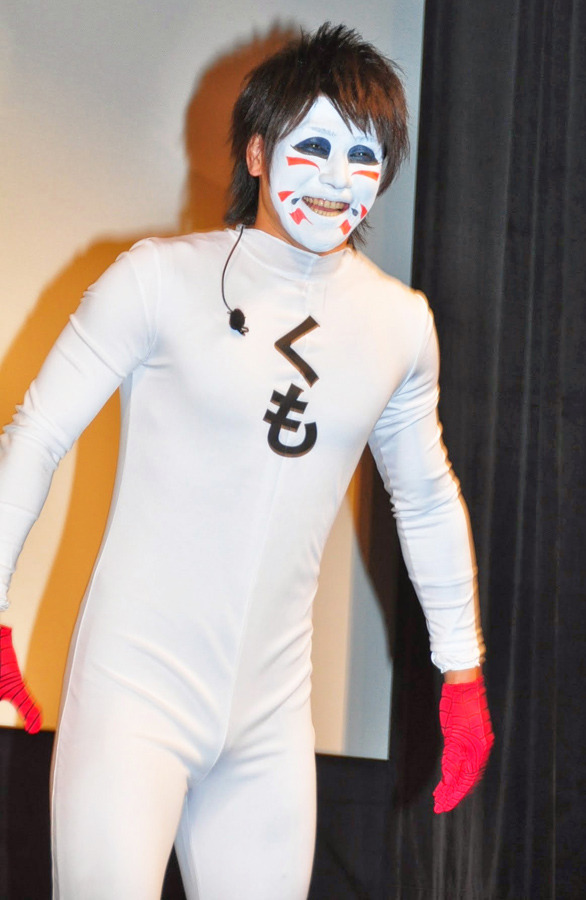 『アメイジング・スパイダーマン2』の応援隊長を務める、「ゴールデンボンバー」