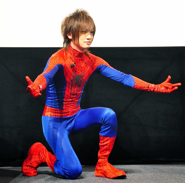 『アメイジング・スパイダーマン2』の応援隊長を務める、「ゴールデンボンバー」