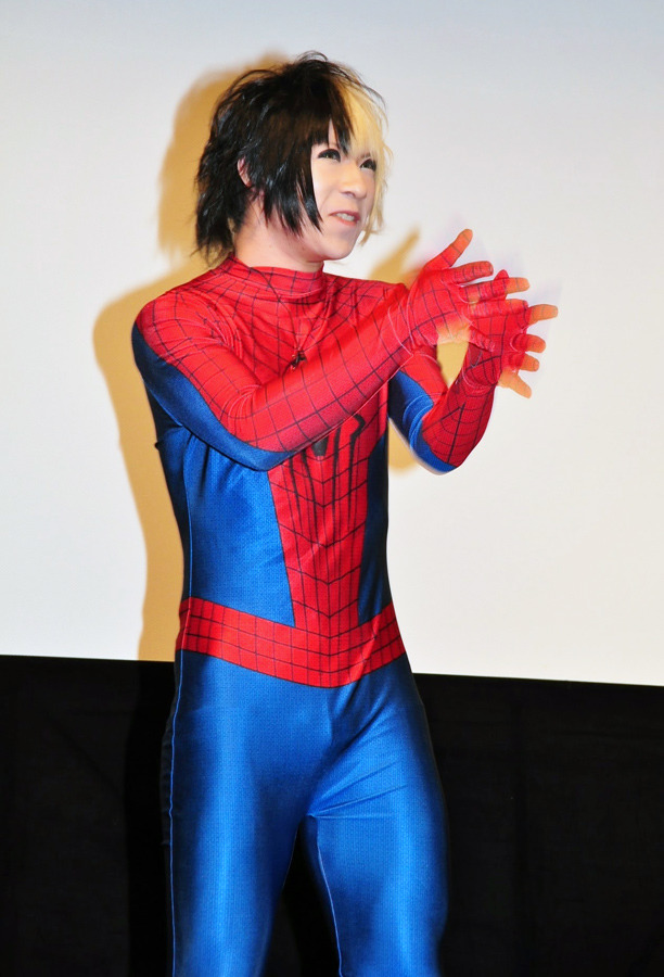 『アメイジング・スパイダーマン2』の応援隊長を務める、「ゴールデンボンバー」