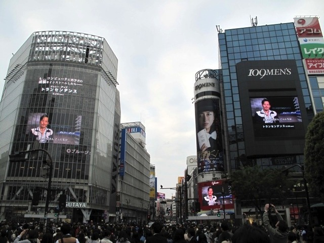 渋谷の街頭ビジョンをジャックしたジョニー・デップ／『トランセンデンス』　(C)2014 Alcon Entertainment, LLC. All Rights Reserved.