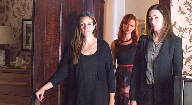 ジュリア・ロバーツ（長女）＆ジュリアン・ニコルソン（次女）＆ジュリエット・ルイス（三女）／『8月の家族たち』 - (c) 2013 AUGUST OC FILMS, INC. All Rights Reserved.